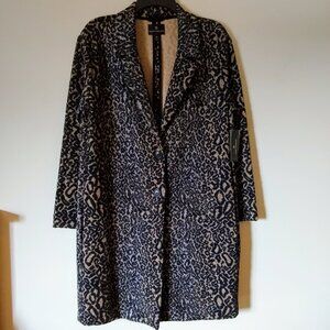 ANIMAL PRINT LIGHT COAT. NWT